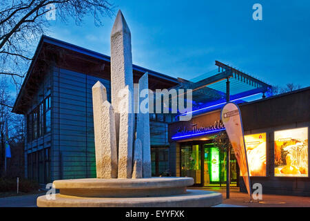 Salzkristall-Brunnen vor dem Spa, Bad Sassendorf, Sauerland, Nordrhein-Westfalen, Deutschland Stockfoto