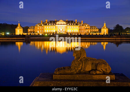 beleuchtete Schloss Nordkirchen zur blauen Stunde, Nordkirchen, Münsterland, Nordrhein-Westfalen, Deutschland Stockfoto