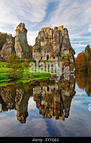 Externsteine, Sandsteinsäulen und Wiembecke Teich im Herbst