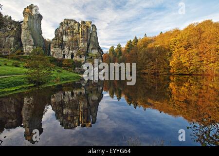 Externsteine, Sandsteinsäulen und Wiembecke Teich im Herbst