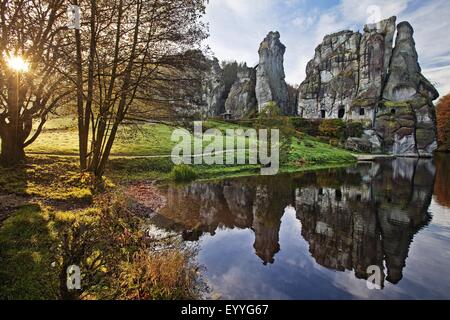 Externsteine, Sandsteinsäulen und Wiembecke Teich im Herbst