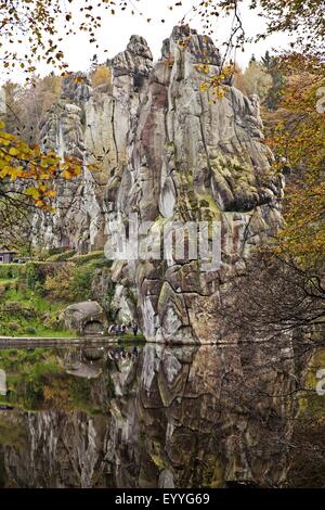 Externsteine, Sandsteinsäulen und Wiembecke Teich im Herbst