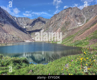 Bergsee befindet sich zwischen den Hang des Berges. Östlichen Sayan. Die Republik Burjatien Stockfoto