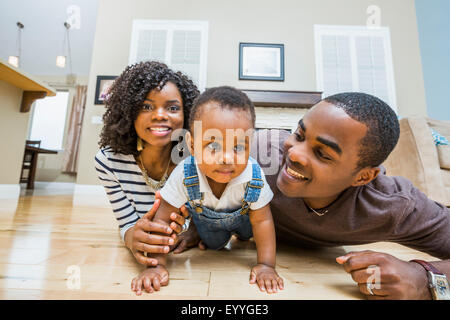 Schwarze Familie spielen am Boden des Wohnzimmers Stockfoto