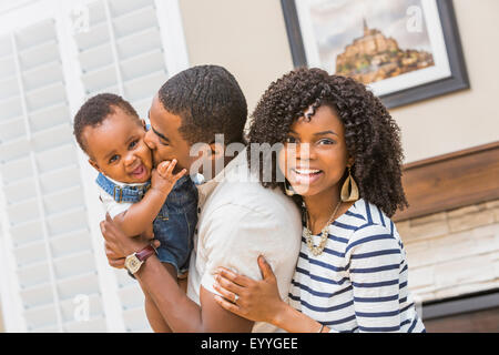 Schwarze Familie spielen im Wohnzimmer Stockfoto