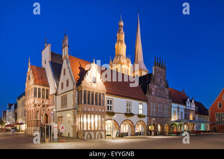 Marktplatz mit Rathaus und Kirche St. Nikolai, Deutschland, Nordrhein-Westfalen, Ost-Westfalen Lippe, Lemgo Stockfoto