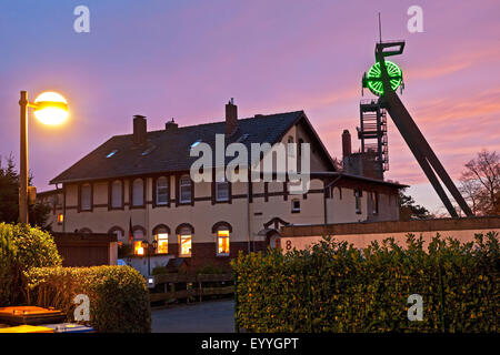 Triangle Distrikt der Bergleute Hochlarmark mit Förderturm, Recklinghausen, Ruhrgebiet, Nordrhein-Westfalen, Deutschland Stockfoto