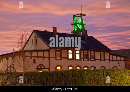 Triangle Distrikt der Bergleute Hochlarmark mit Förderturm, Recklinghausen, Ruhrgebiet, Nordrhein-Westfalen, Deutschland Stockfoto