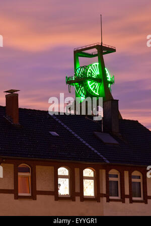 Triangle Distrikt der Bergleute Hochlarmark mit Förderturm, Recklinghausen, Ruhrgebiet, Nordrhein-Westfalen, Deutschland Stockfoto