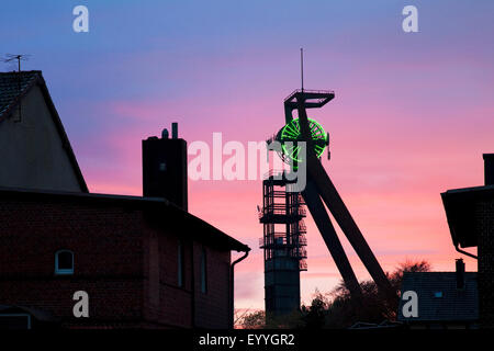 Triangle Distrikt der Bergleute Hochlarmark mit Förderturm, Recklinghausen, Ruhrgebiet, Nordrhein-Westfalen, Deutschland Stockfoto