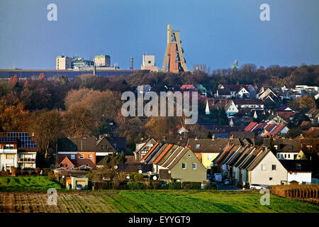 Blick auf Stadt mit Förderturm des Schachtes mine Neu Monopol, Bergkamen, Deutschland, Nordrhein-Westfalen, Ruhrgebiet, Bergkamen Stockfoto