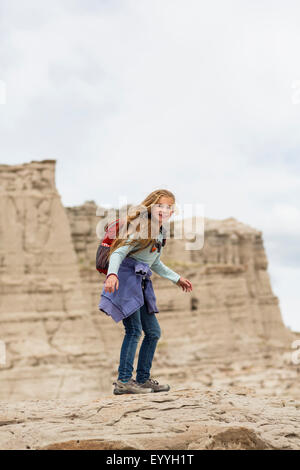 Kaukasische Mädchen stehen auf Wüste Felsformationen Stockfoto