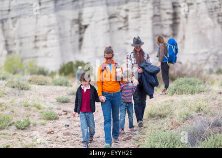 Familie Wandern auf Feldweg Stockfoto