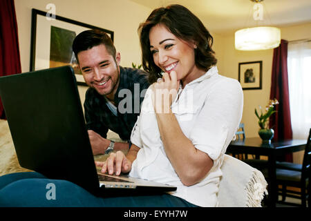 Nahaufnahme von paar mit Laptop auf sofa Stockfoto