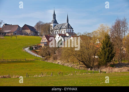 Bezirk Altenruethen mit Pfarre Kirche St. Gervasius und St. Protasius, Ruethen, Deutschland, Nordrhein-Westfalen, Sauerland Stockfoto