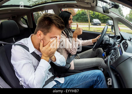 junge Frau fahren Autos mit einem verzweifelten Beifahrer, Österreich Stockfoto