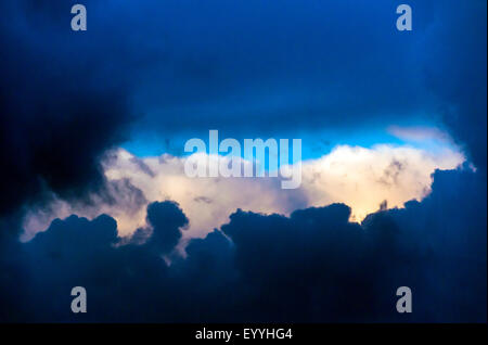 stürmischen Wolken über Gezeiten Meer, Deutschland, Niedersachsen, Norddeich Stockfoto