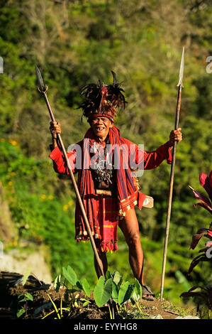 Alter Mann mit ein paar Zähne auf einer Terrasse-Feld in der traditionellen Kleidung der Ifuago Stamm, Philippinen, Luzon, Banaue Stockfoto