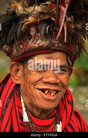 Porträt eines alten Mannes mit ein paar Zähne und traditionellen Kopfschmuck, Philippinen, Luzon, Banaue Stockfoto