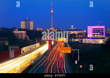 Autobahn A40, B1 mit Florian Fernsehturm und Westfalenhallen im Abendlicht, Dortmund, Ruhrgebiet, Nordrhein-Westfalen, Deutschland Stockfoto