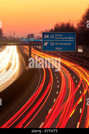 Autobahn A40 im Abendrot, Dortmund, Ruhrgebiet, Nordrhein-Westfalen, Deutschland Stockfoto