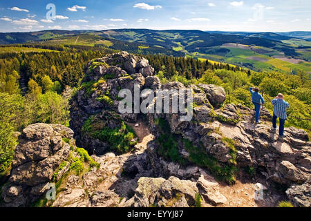 zwei Männer auf die Felsformation Bruchhauser Steine genießen die Aussicht, Olsberg, Sauerland, Nordrhein-Westfalen, Deutschland Stockfoto