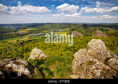 Blick vom Felsformation Feldstein auf Deutschland, Nordrhein-Westfalen, Sauerland, Bruchhauser Steine, Olsberg Stockfoto