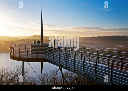 Skywalk Biggeblick bei Sonnenuntergang, Attendorn, Sauerland, Nordrhein-Westfalen, Deutschland Stockfoto