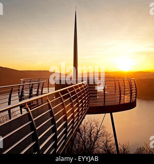 Skywalk Biggeblick bei Sonnenuntergang, Attendorn, Sauerland, Nordrhein-Westfalen, Deutschland Stockfoto