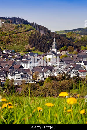 Blick auf Stadt und Kirche St. Heribert im Frühjahr, Hallenberg, Sauerland, Nordrhein-Westfalen, Deutschland Stockfoto