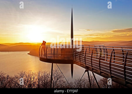 Skywalk Biggeblick bei Sonnenuntergang, Attendorn, Sauerland, Nordrhein-Westfalen, Deutschland Stockfoto