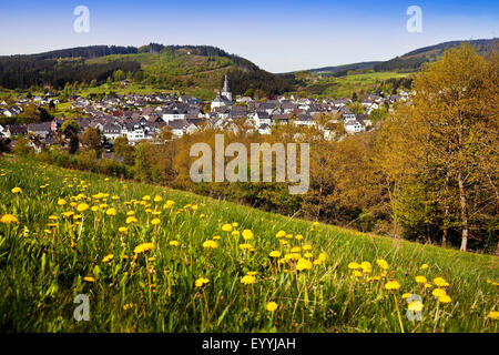 Blick auf malerische Dorf Hallenberg mit Kirche St. Heribert im Frühjahr, Hallenberg, Sauerland, Nordrhein-Westfalen, Deutschland Stockfoto