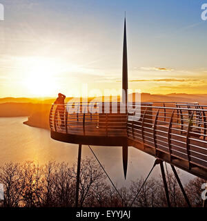 Skywalk Biggeblick bei Sonnenuntergang, Attendorn, Sauerland, Nordrhein-Westfalen, Deutschland Stockfoto