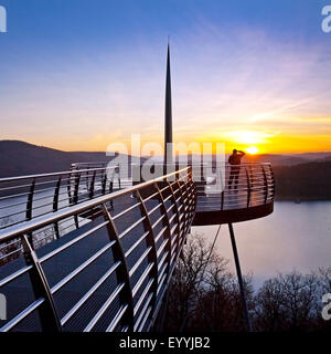 Skywalk Biggeblick bei Sonnenuntergang, Attendorn, Sauerland, Nordrhein-Westfalen, Deutschland Stockfoto