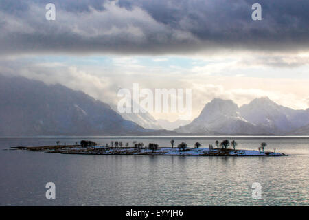 Insel im Hadselfjorden, Norwegen; Northland; Vesteralen, Norwegen, Nordland, Hadselfjorden Stockfoto