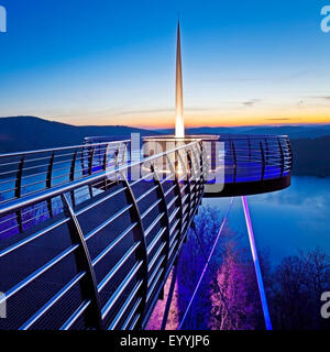 Skywalk Biggeblick bei Sonnenuntergang, Attendorn, Sauerland, Nordrhein-Westfalen, Deutschland Stockfoto