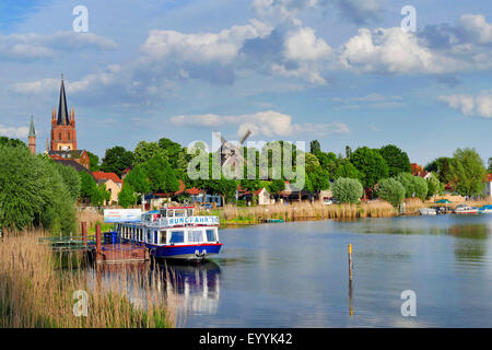 Werder (Havel), die Kirche des Heiligen Geistes und Ziegenmilch Windmühle am Ufer der Havel, Deutschland, Brandenburg, Werder an der Havel, Potsdam Stockfoto