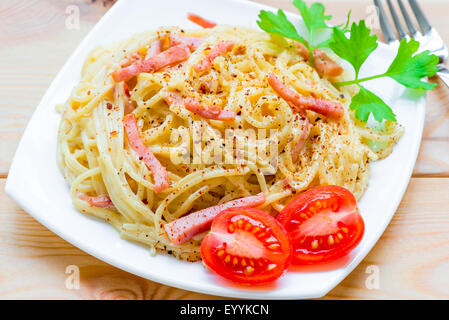 Makkaroni und Käse und Speck in einer cremigen sauce Stockfoto