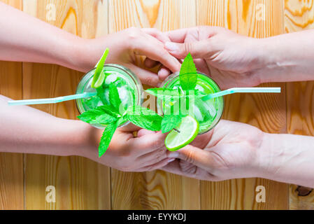Hand, Liebespaar mit Brille Mojito cocktail Draufsicht Stockfoto