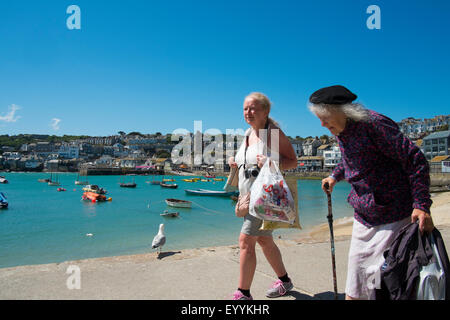 Zwei Frauen zu Fuß entlang der Küste bei St. Ives, Cornwall, England, UK Stockfoto