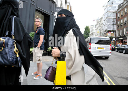 London, England, Vereinigtes Königreich. Muslimische Frau mit überdachten Fläche in der Regent Street Stockfoto