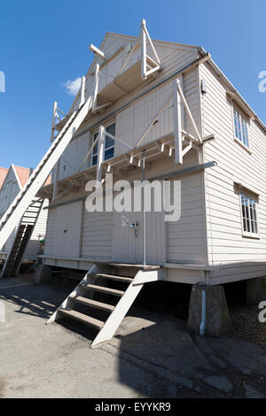 Die renovierte hölzerne Segel-Lofts am Tollesbury Saltings auf der Küste von Essex Stockfoto