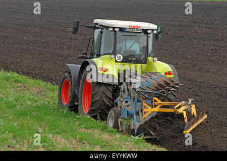 Traktor pflügen ein Feld im Herbst, Deutschland, Bayern Stockfoto