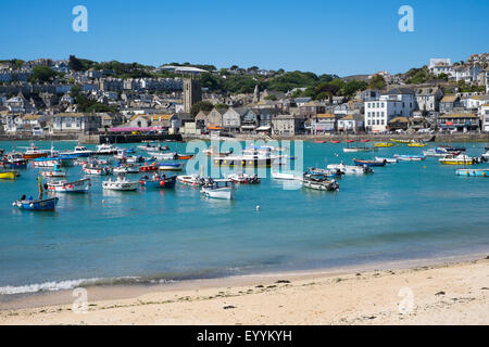 Boote vertäut im Hafen von St. Ives, Cornwall, England, UK Stockfoto