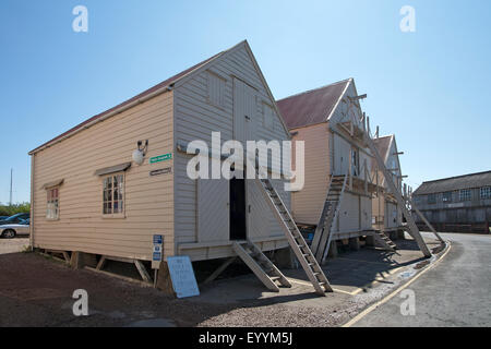 Die renovierte hölzerne Segel-Lofts am Tollesbury Saltings auf der Küste von Essex Stockfoto