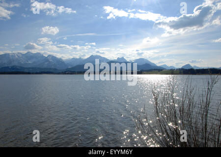 In der Nähe von Füssen, Hopfensee Blick auf den nördlichen Kalkstein Alpen an einem sonnigen Tag im März, Deutschland, Bayern, Swabia, Füssen Stockfoto