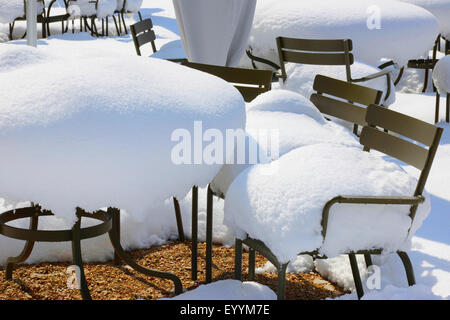 Schnee-bedeckten Tische und Stühle eines Restaurants nach warmen Frühlingstage, Deutschland, Bayern, Swabia Stockfoto