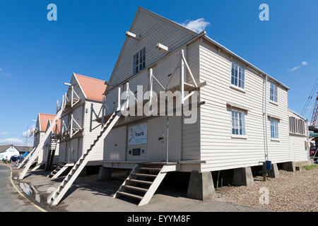 Die renovierte hölzerne Segel-Lofts am Tollesbury Saltings auf der Küste von Essex Stockfoto