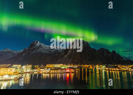 Polarlicht über Svolaer, Norwegen, Lofoten-Inseln, Svolvaer Stockfoto