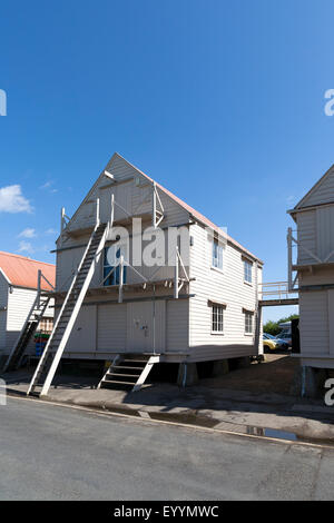 Die renovierte hölzerne Segel-Lofts am Tollesbury Saltings auf der Küste von Essex Stockfoto